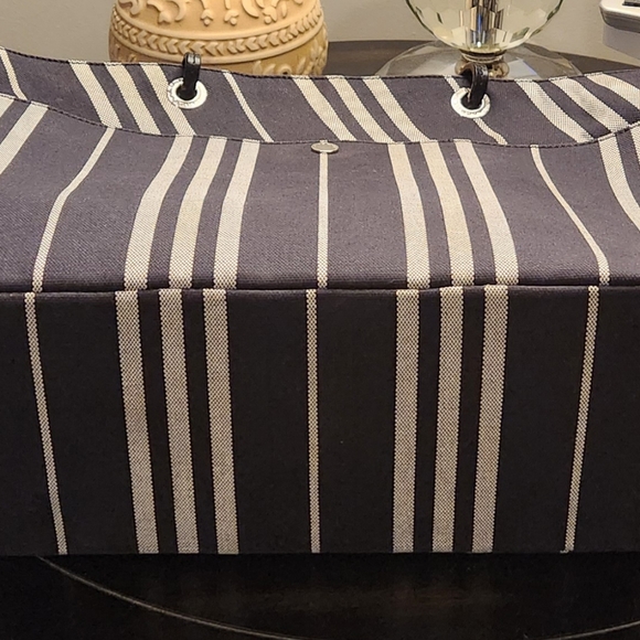 BURBERRY Large Tote Zip Shopper - Picture 6 of 15